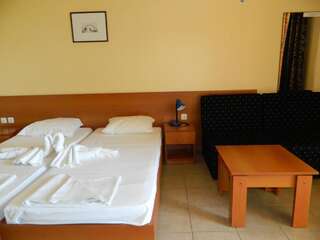 Отель Hotel Privileg Солнечный Берег Двухместный номер с 2 отдельными кроватями (для 2 взрослых и 1 ребенка)-3