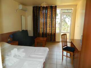 Отель Hotel Privileg Солнечный Берег Двухместный номер с 2 отдельными кроватями (для 2 взрослых и 1 ребенка)-1