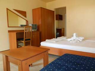 Отель Hotel Privileg Солнечный Берег Двухместный номер с 2 отдельными кроватями (для 2 взрослых и 1 ребенка)-2